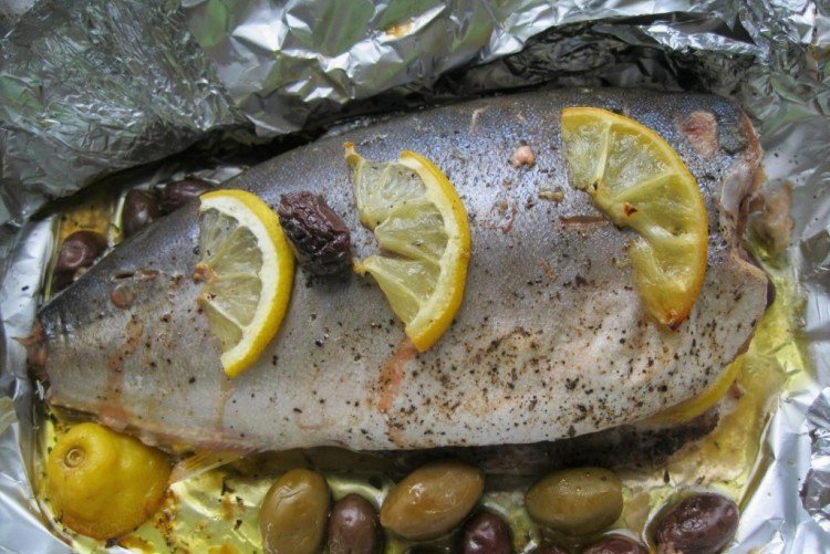 Тунец с лимоном и зеленью в духовке