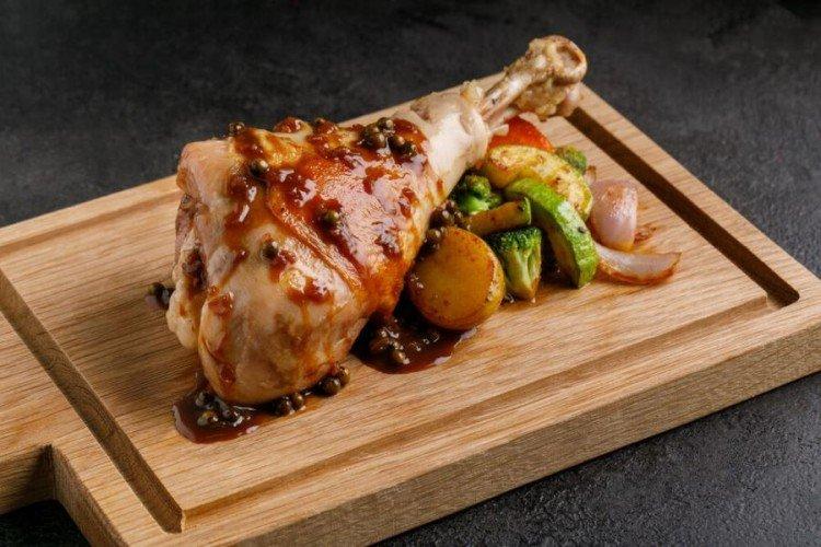 Голень индейки с овощами