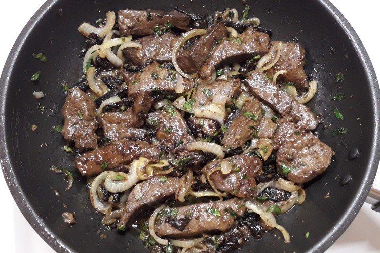 Печень индейки с черносливом