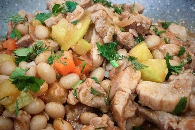 Индейка с овощами и фасолью