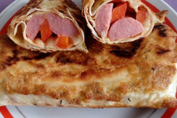 Сосиски в лаваше с помидорами