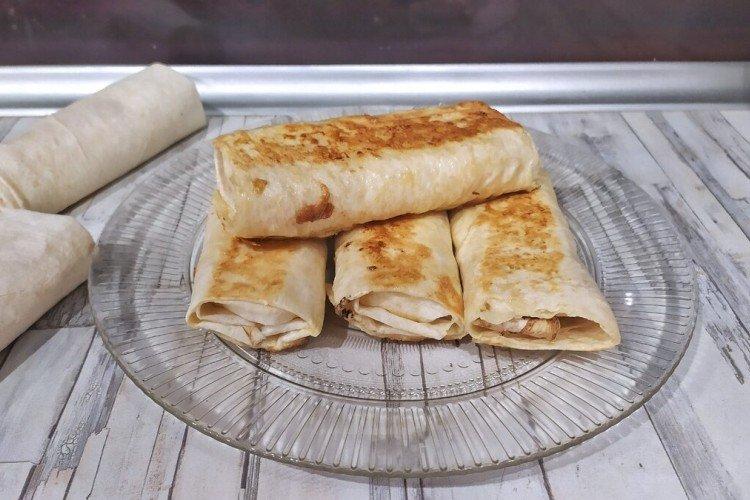 Сосиски с грибами в лаваше