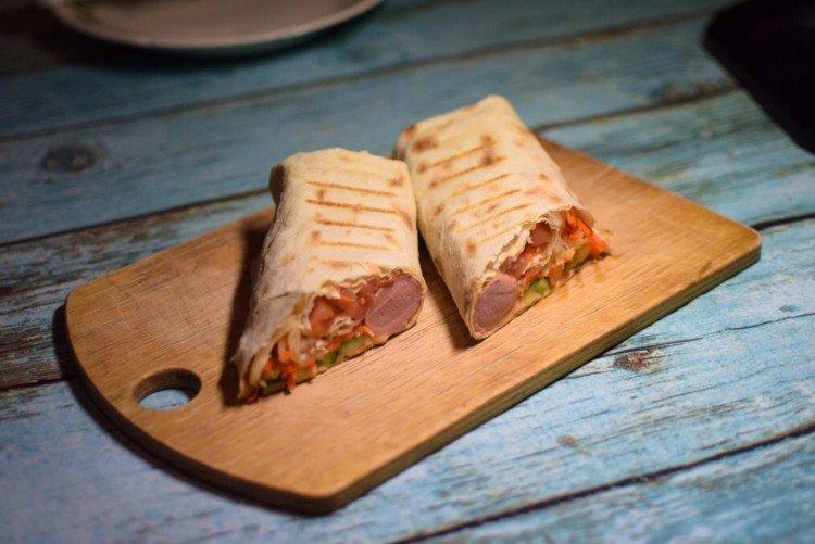 Сосиски в лаваше с корейской морковью