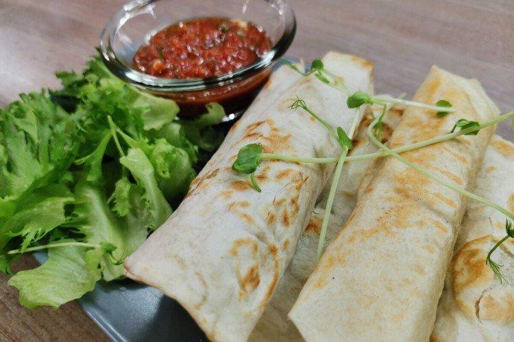 Сосиски с кукурузой и моцареллой в лаваше