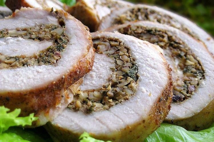 Рулет из свинины с орехами