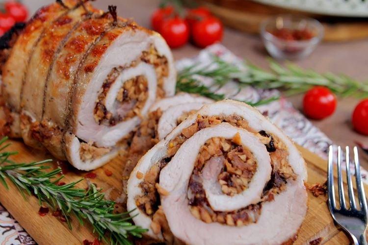 Свиной рулет с грушей