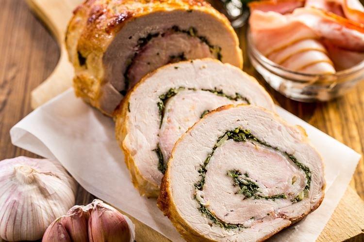 Рулет из свинины с сыром и яйцом