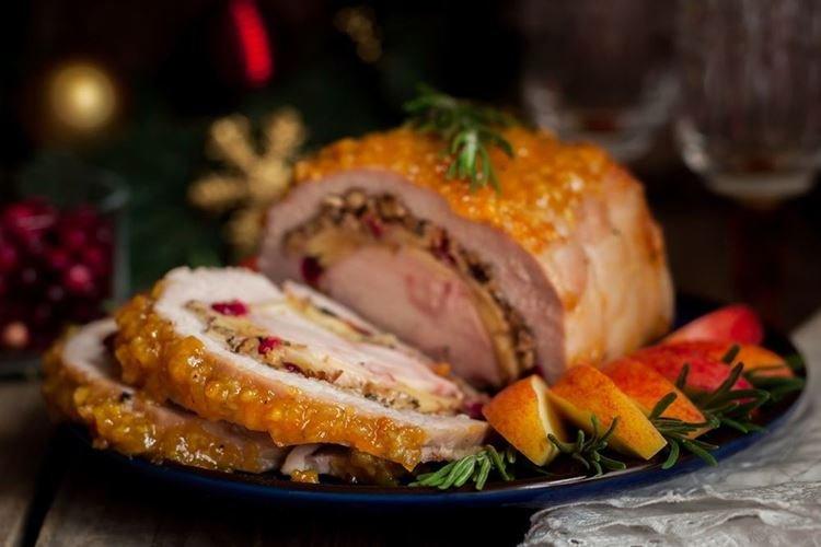 Рулет из свинины с яблоками