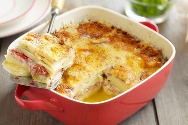 Картофельная запеканка с рыбой и морковью