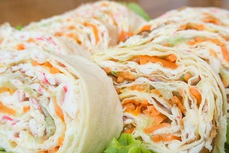Рулет из лаваша с крабовыми палочками и корейской морковью