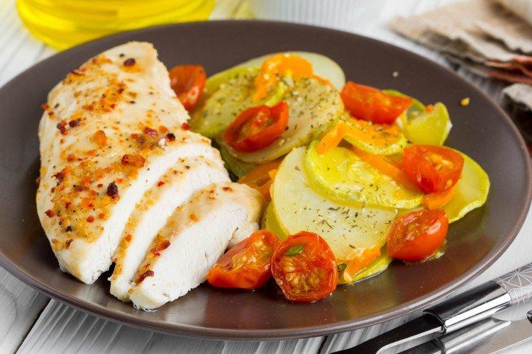 Запеченные куриные грудки с кабачками