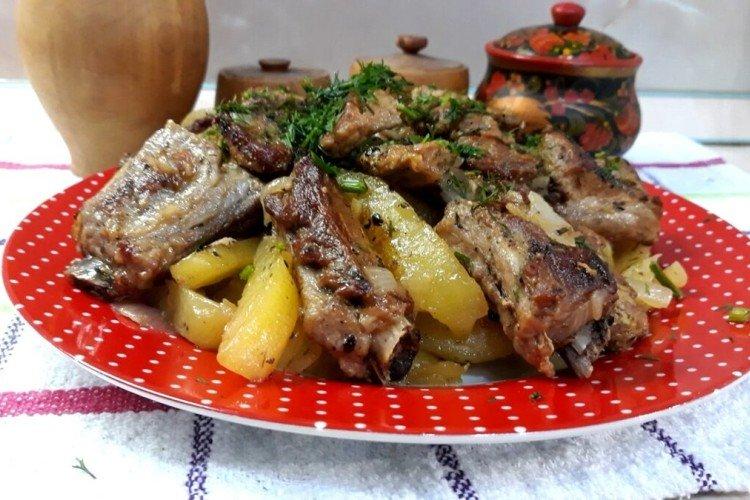 Запеченные свиные ребрышки с картошкой и грибами