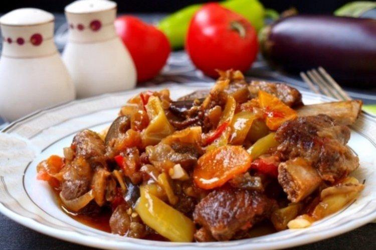Свиные ребрышки с картошкой и овощами в духовке