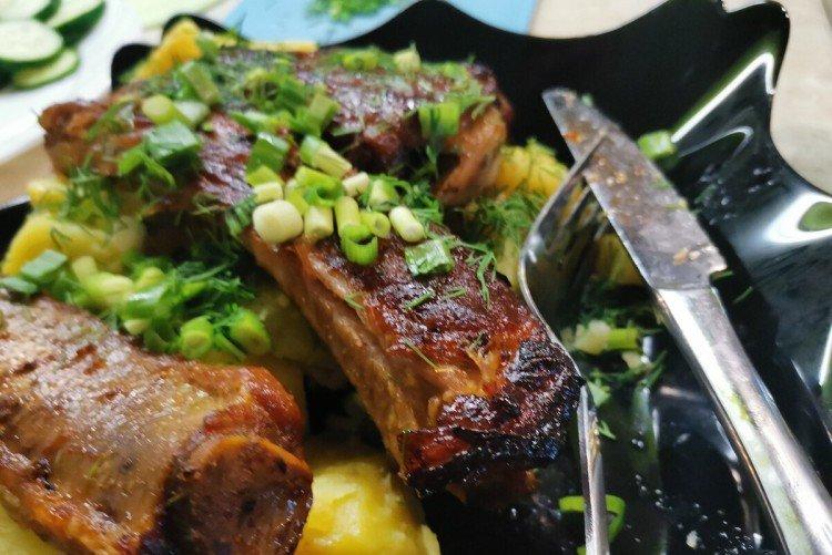 Свиные ребрышки с картошкой в медовой глазури