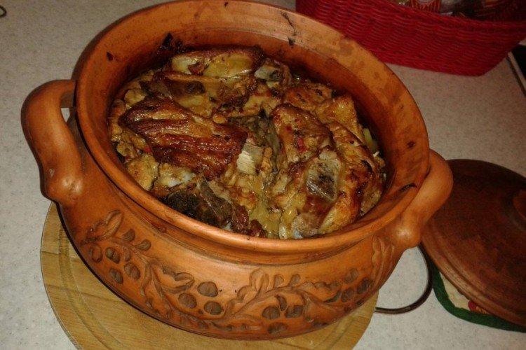 Свиные ребрышки с картошкой в горшочках