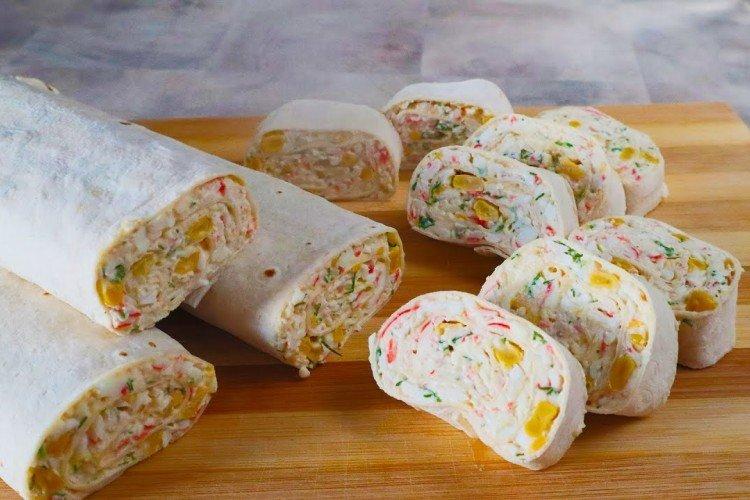 Рулет из лаваша с крабовыми палочками и кукурузой