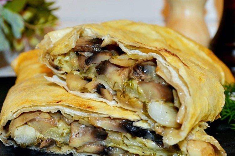 Рулет из лаваша с мясом и ананасами