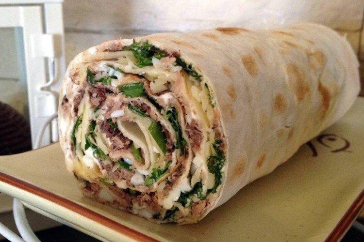 Рулет из лаваша с тунцом