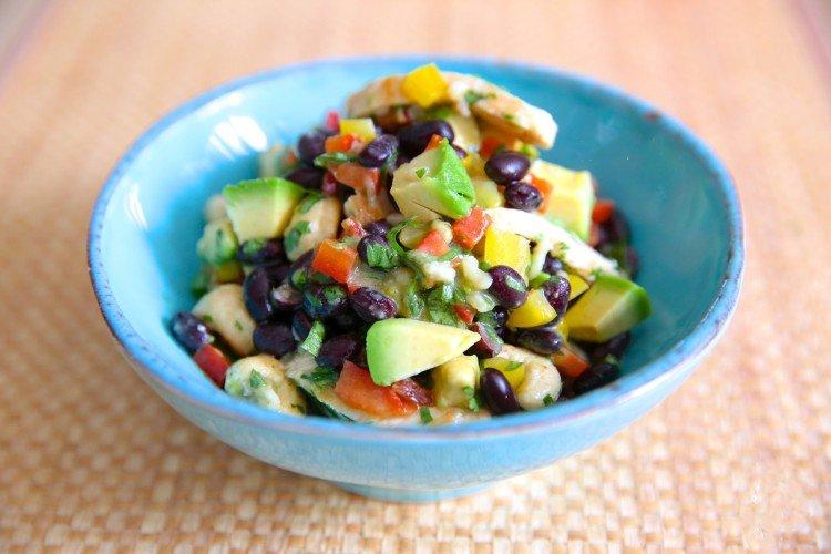 Салат с авокадо и фасолью