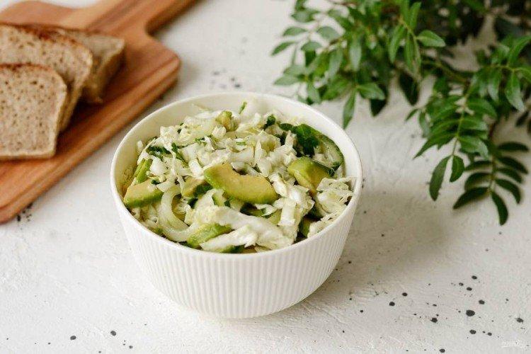Салат с авокадо и капустой