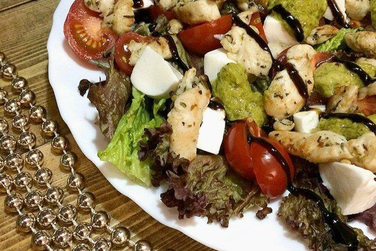 Салат с курицей и моцареллой