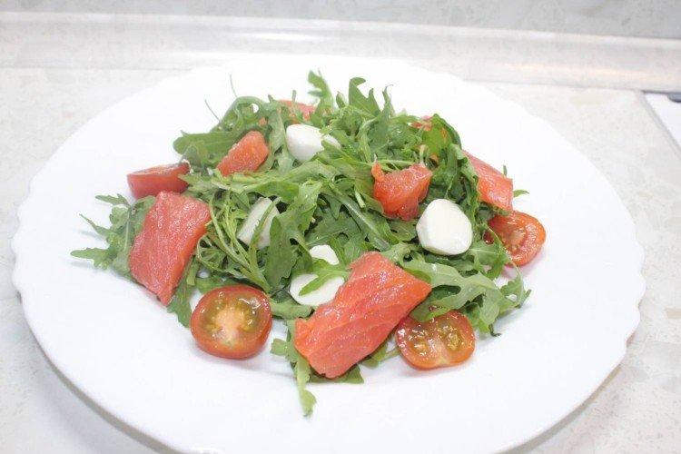 Салат с красной рыбой и моцареллой