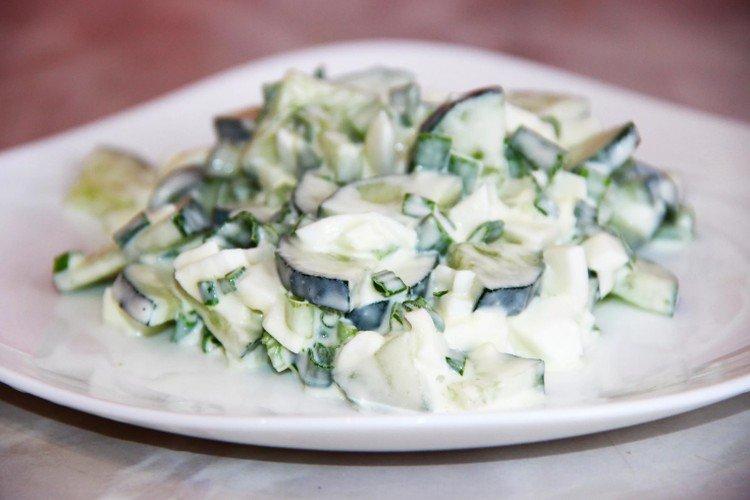 Салат с огурцами, яйцом и моцареллой