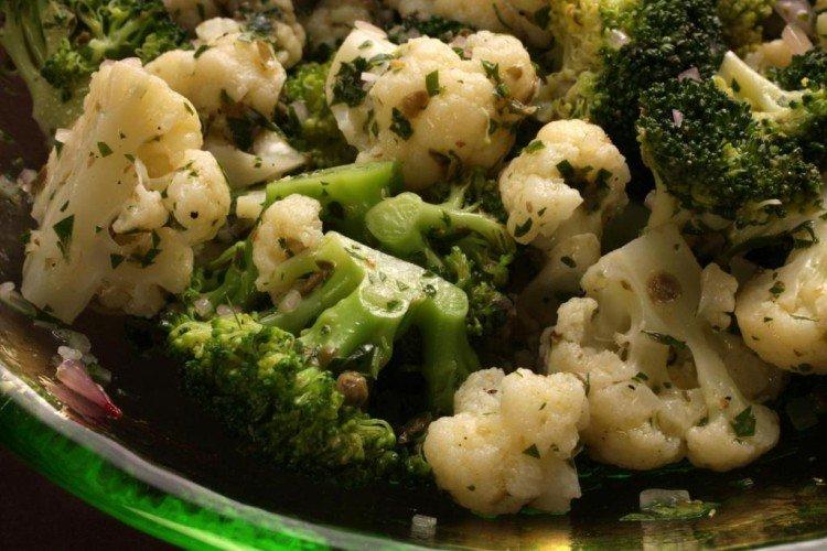 Салат из цветной капусты и брокколи