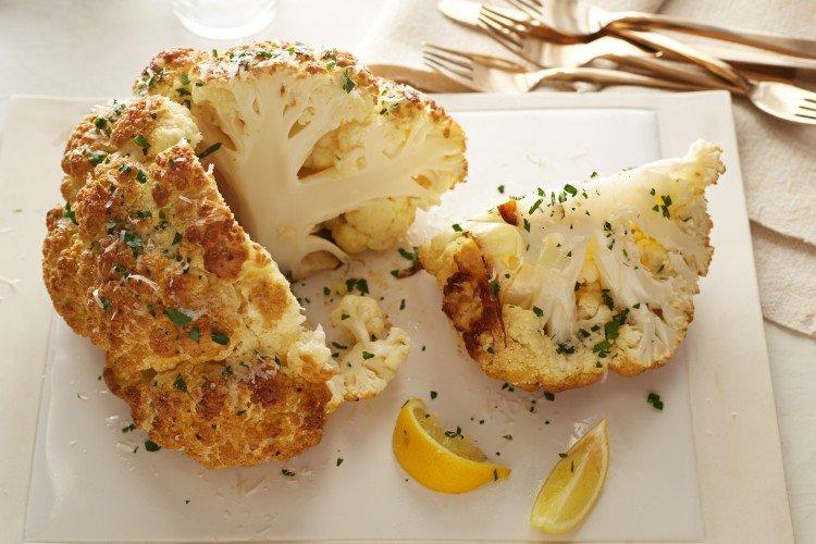 Цветная капуста, запеченная целиком в духовке