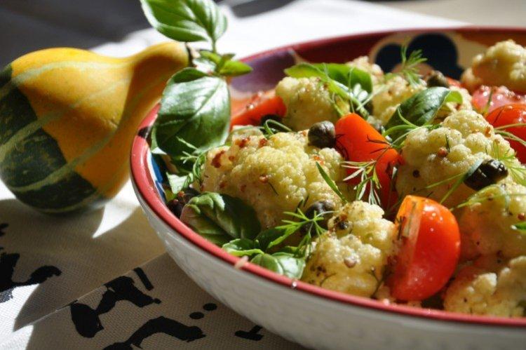 Салат из цветной капусты с овощами и фруктами