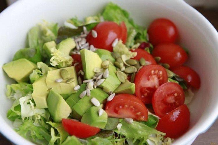 Витаминный салат с капустой, помидорами и семечками