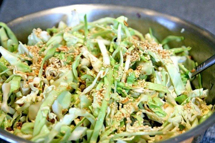 Салат с тунцом, пекинской капустой и семенами кунжута