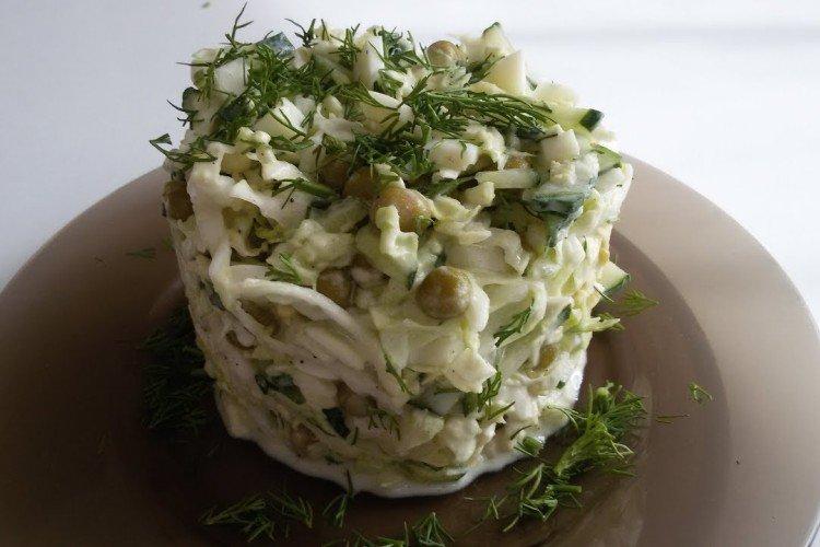 Салат с горошком и пекинской капустой