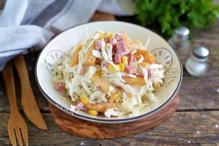 Салат из пекинской капусты с сухариками