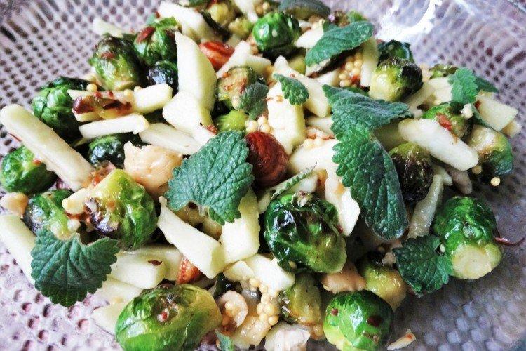 Теплый салат с брюссельской капустой