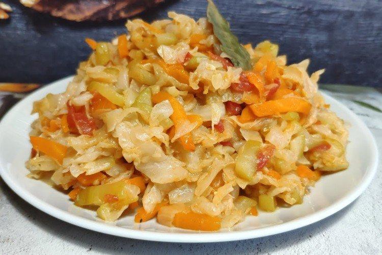 Квашеная капуста, тушенная с кабачками