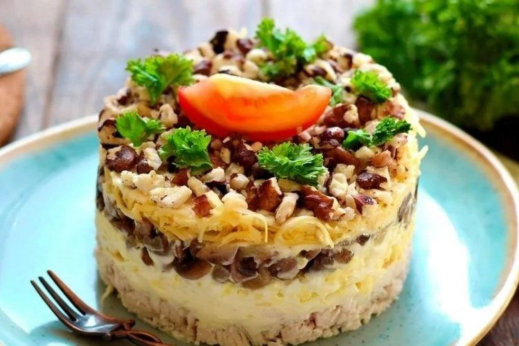 Салат с куриным филе, грецкими орехами и сыром