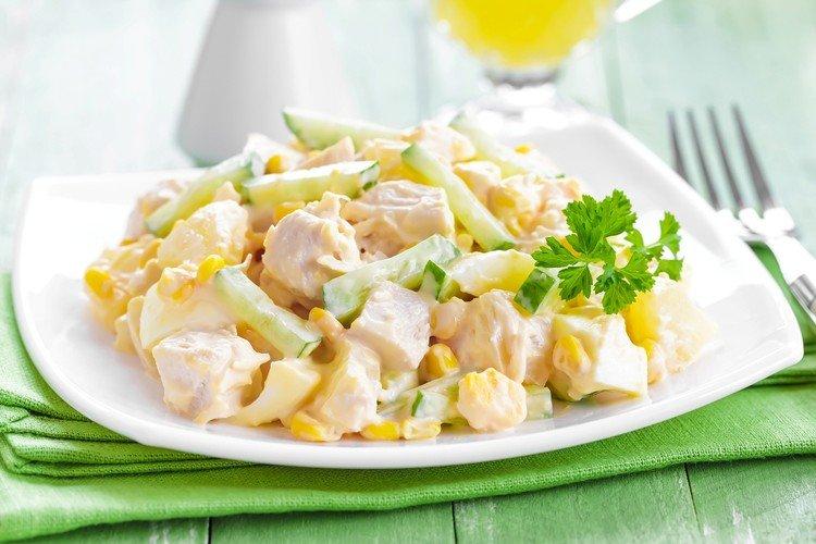 Салат с ананасами, курицей и кукурузой