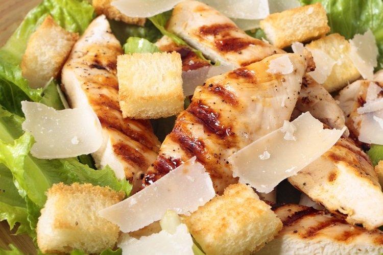 «Цезарь» с курицей и пармезаном
