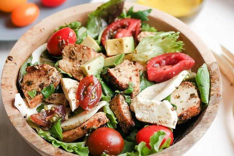 Салат с сыром, куриной грудкой и авокадо