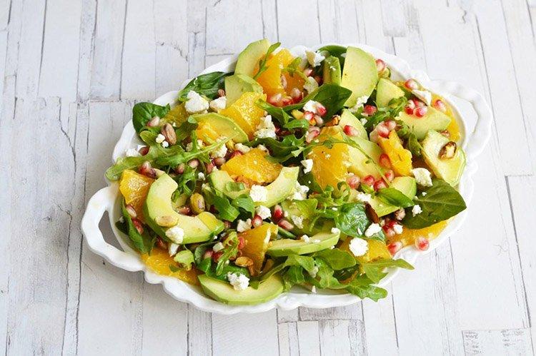 Салат с брынзой, апельсинами, гранатом и рукколой