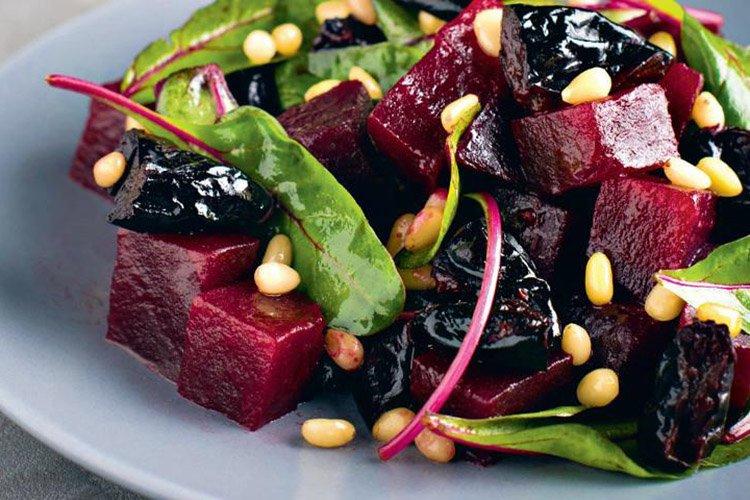 Салат из запеченной свеклы и соленой брынзы