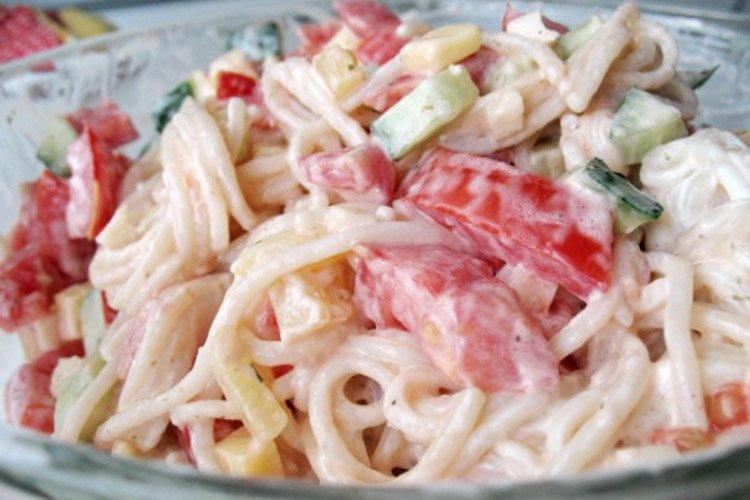 Теплый салат с брынзой и макаронами