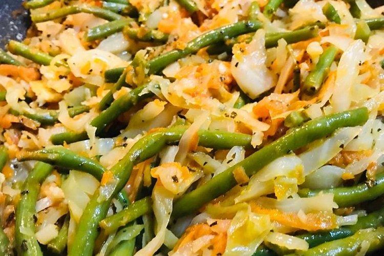 Тушеная капуста со спаржей