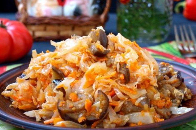 Капуста, тушенная с баклажанами