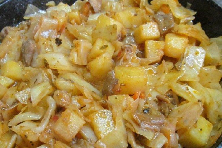 Тушеная капуста с картошкой и мясом