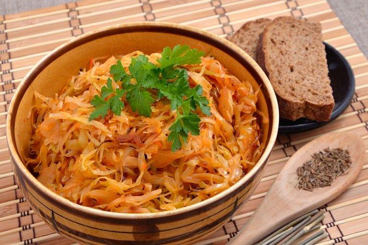 Классический рецепт тушеной капусты на сковороде