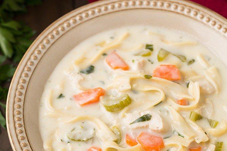 Молочный суп с курицей и лапшой