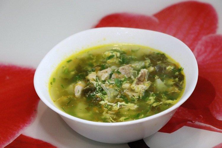 Зеленый борщ с яичной болтушкой и щавелем