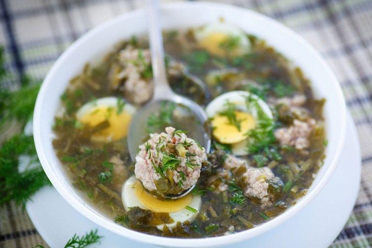 Зеленый борщ с щавелем и фрикадельками